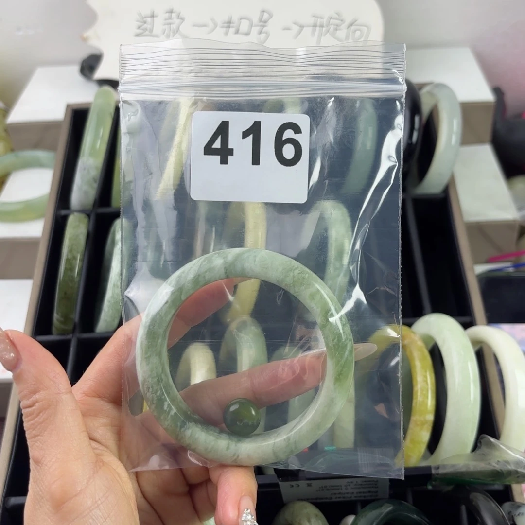 蛇纹石玉未镶嵌手镯。