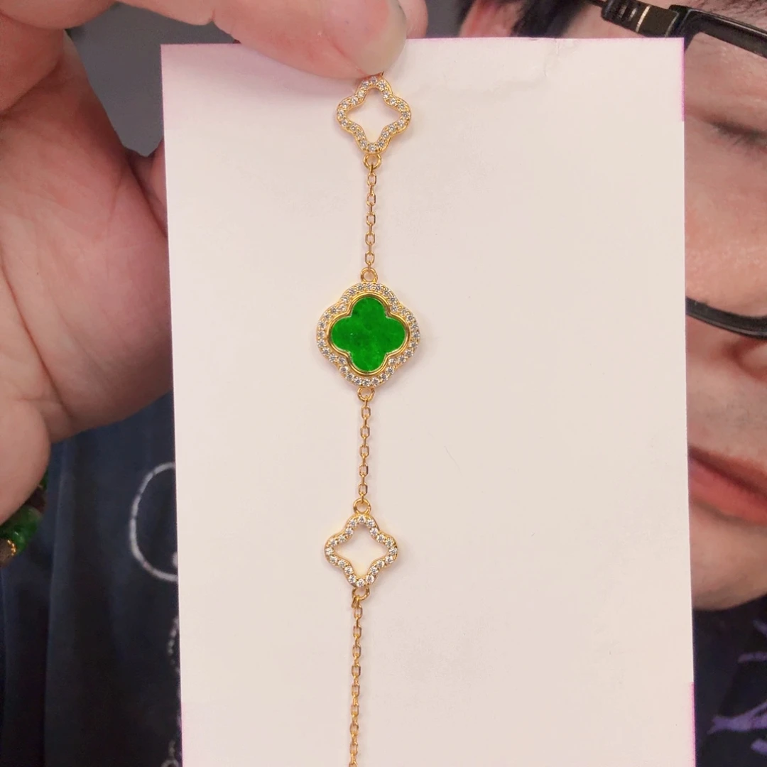 翡翠未镶嵌颈饰一件