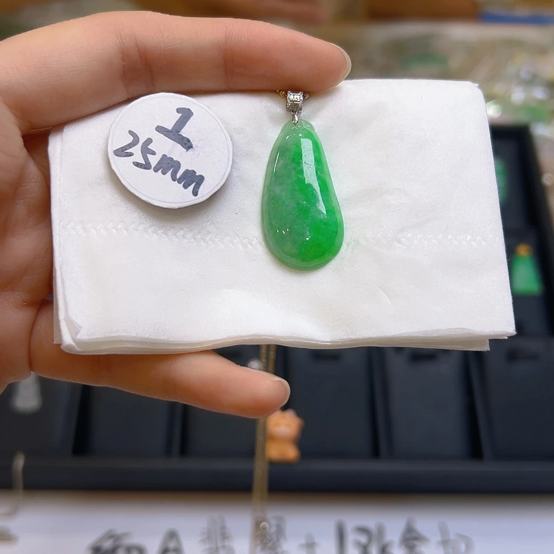 翡翠颈饰18K金镶嵌翡翠