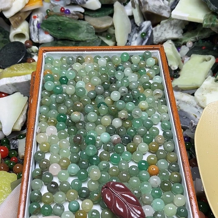 未镶嵌透闪石质玉珠宝奇石