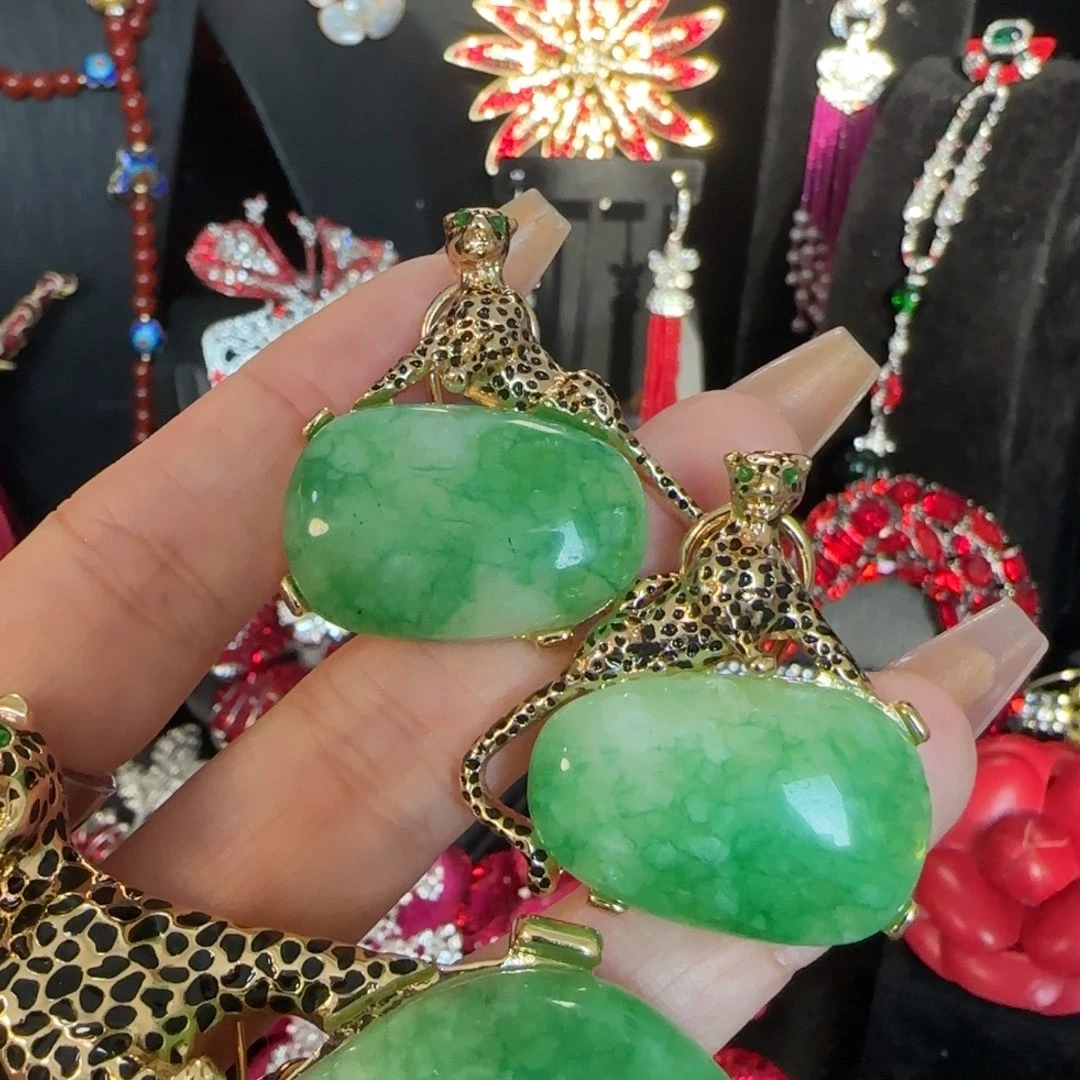 齐***宝大理石铁合金耳夹