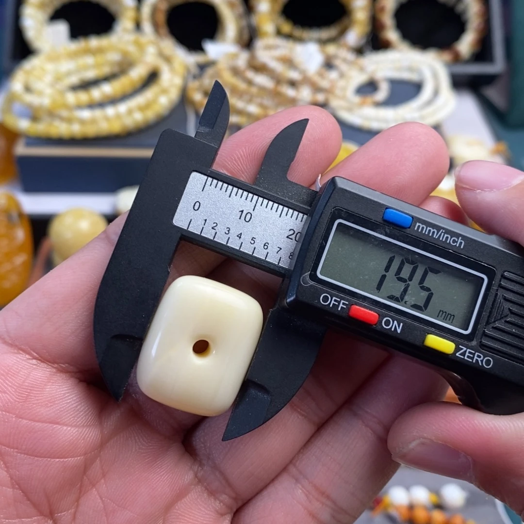 蜜蜡未镶嵌裸石微瑕藏扣