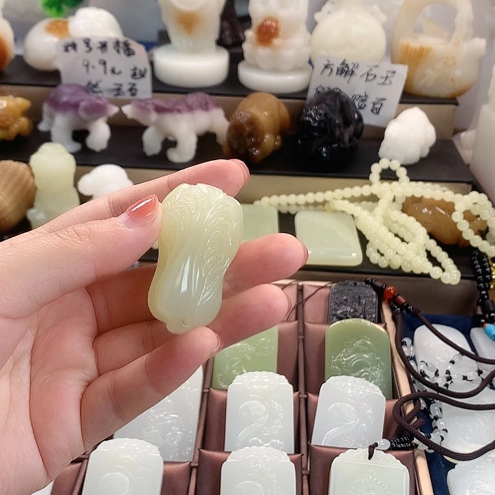 未镶嵌长石玉手把件方解石玉