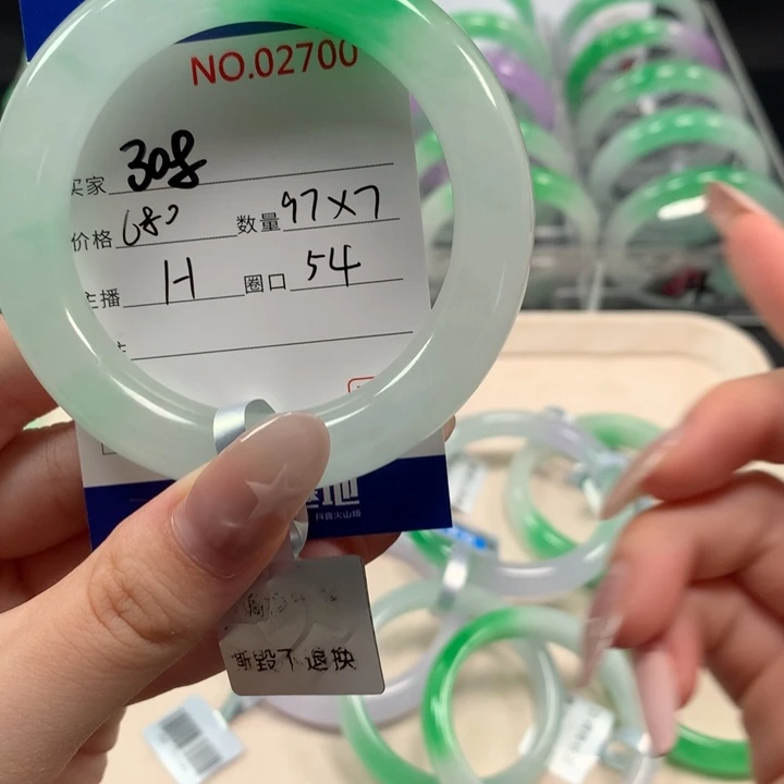 是***熊翡翠未镶嵌手镯54