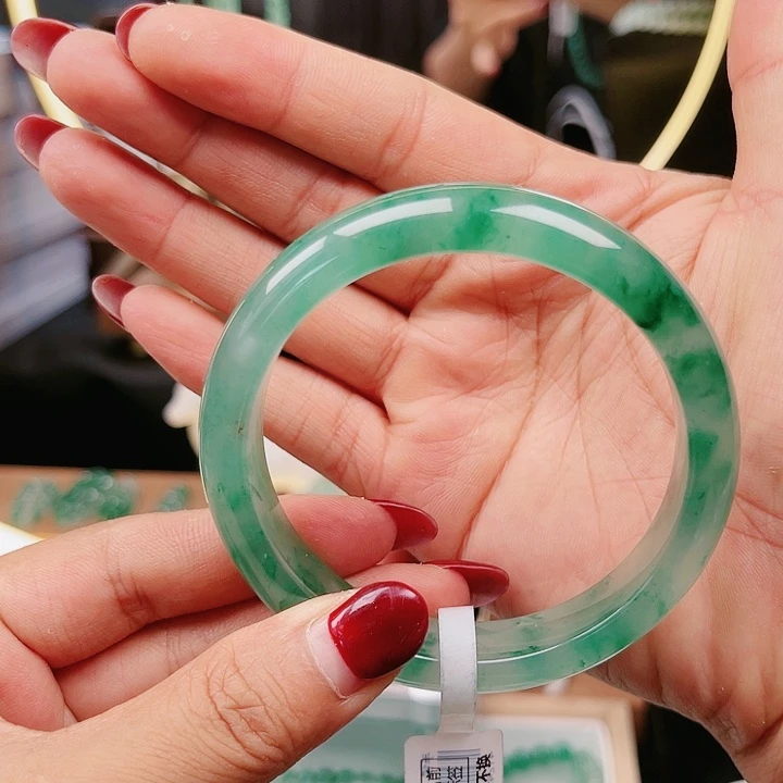 石英质玉未镶嵌颈饰