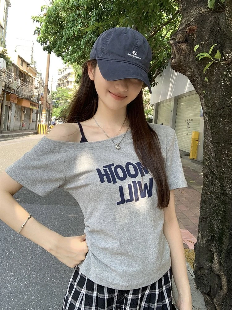 藏蓝色斜肩露肩短袖女t恤2025夏设计感撞色肩带褶皱收腰印花上衣