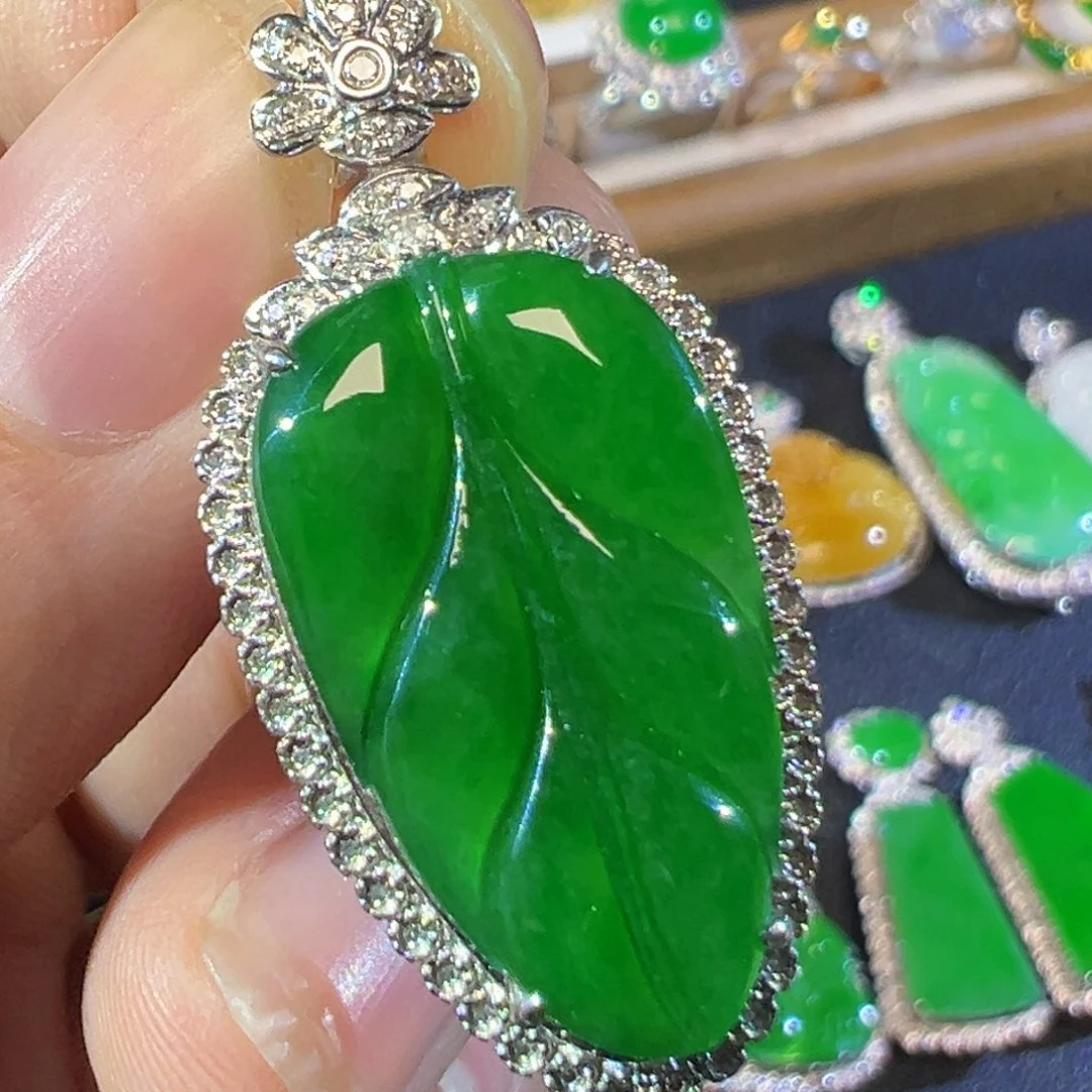 翡翠18K金镶嵌颈饰