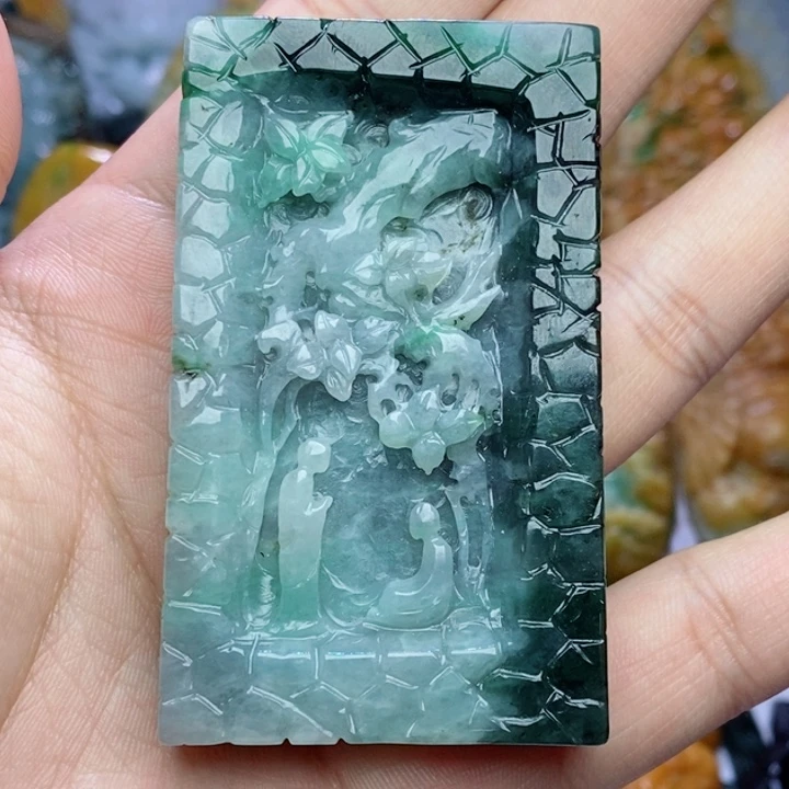 翡翠未镶嵌颈饰人物