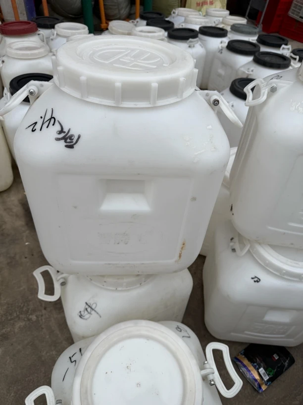 塑料蜂蜜桶50L重3kg八成新。   质量嘎嘎好介意勿拍