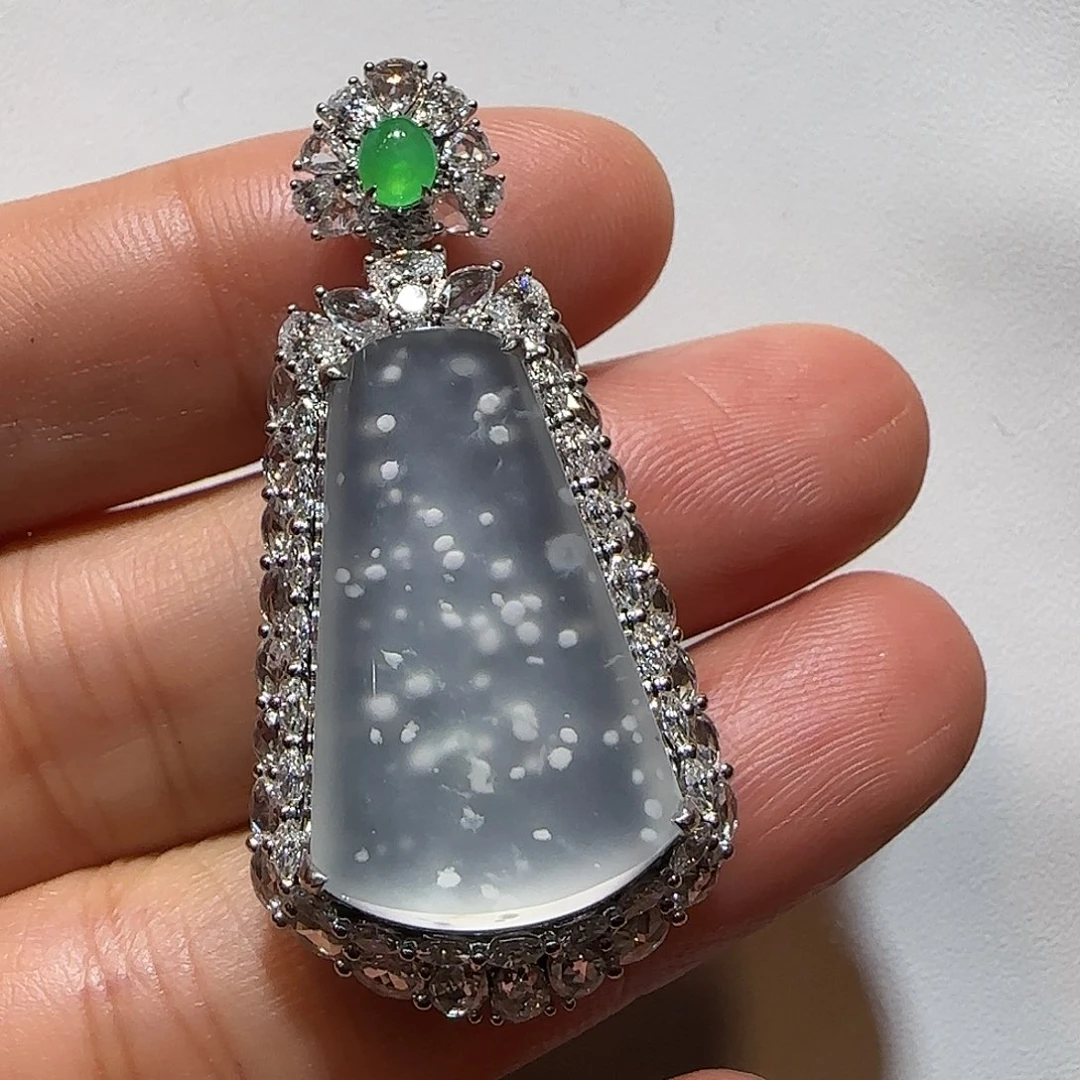 翡翠18K金镶嵌颈饰无事牌