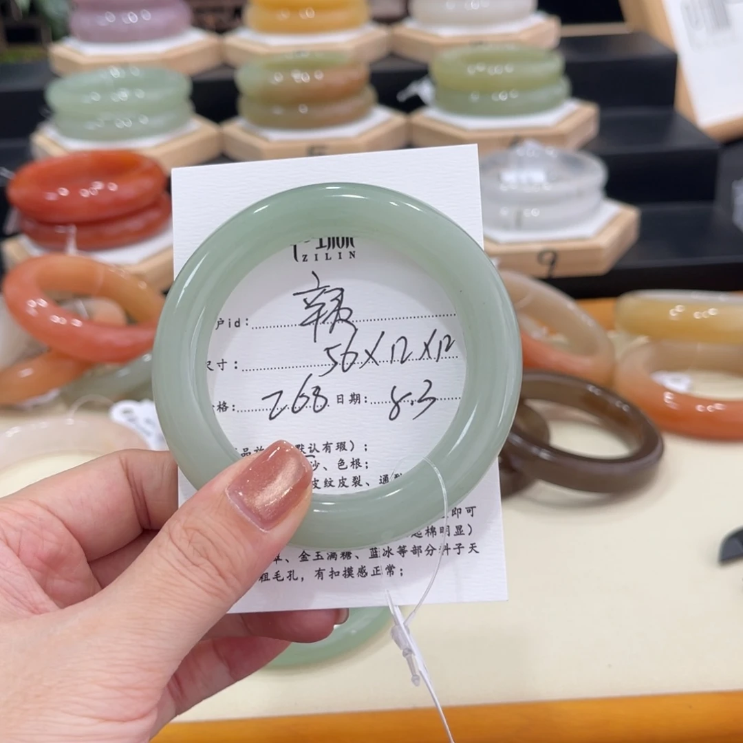 未镶嵌手镯石英质玉辛*