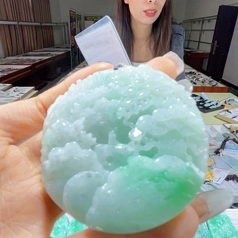 翡翠未镶嵌颈饰一个