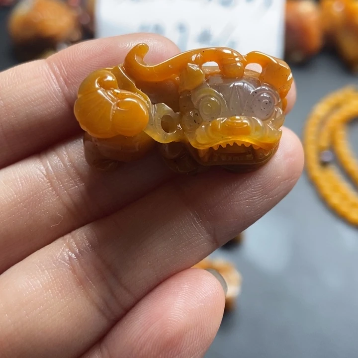 石英质玉（黄龙玉）未镶嵌颈饰