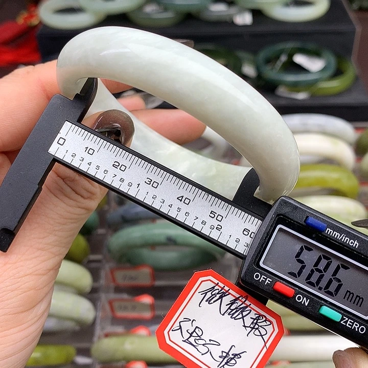 蛇纹石玉手镯未镶嵌136