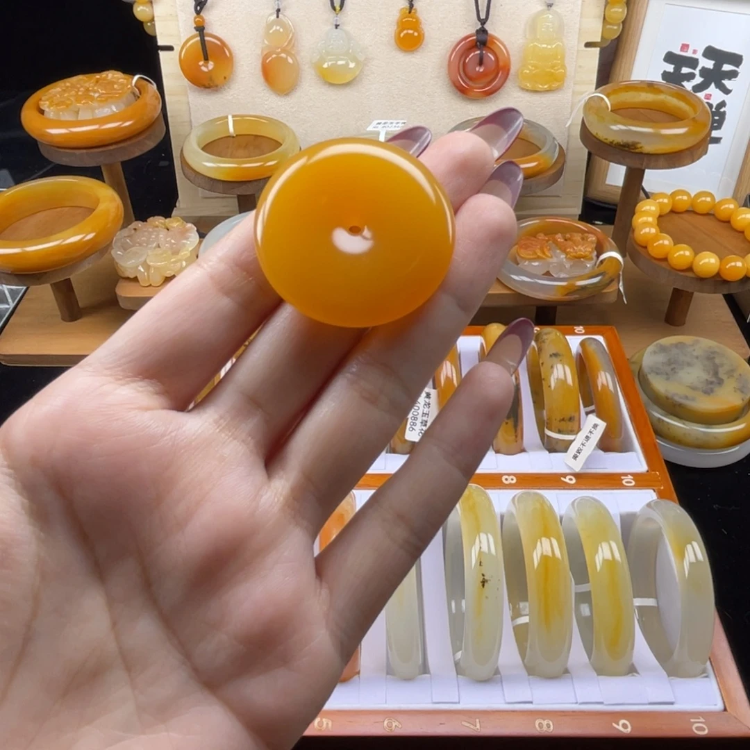 石英质玉（黄龙玉）未镶嵌颈饰缅黄平安扣