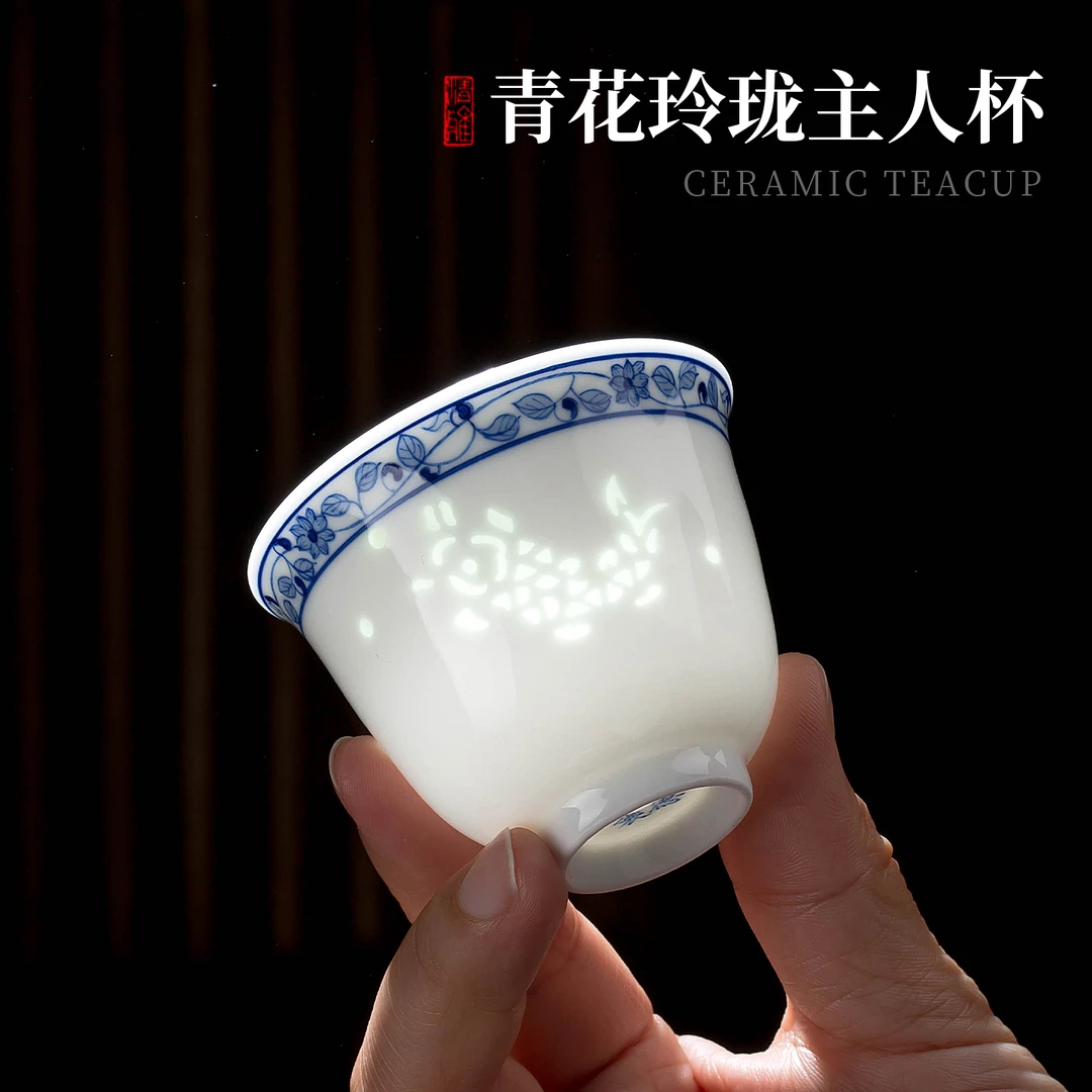 景德镇单个雕刻镂空玲珑陶瓷功夫茶杯主人杯家用手绘青花瓷品茗杯