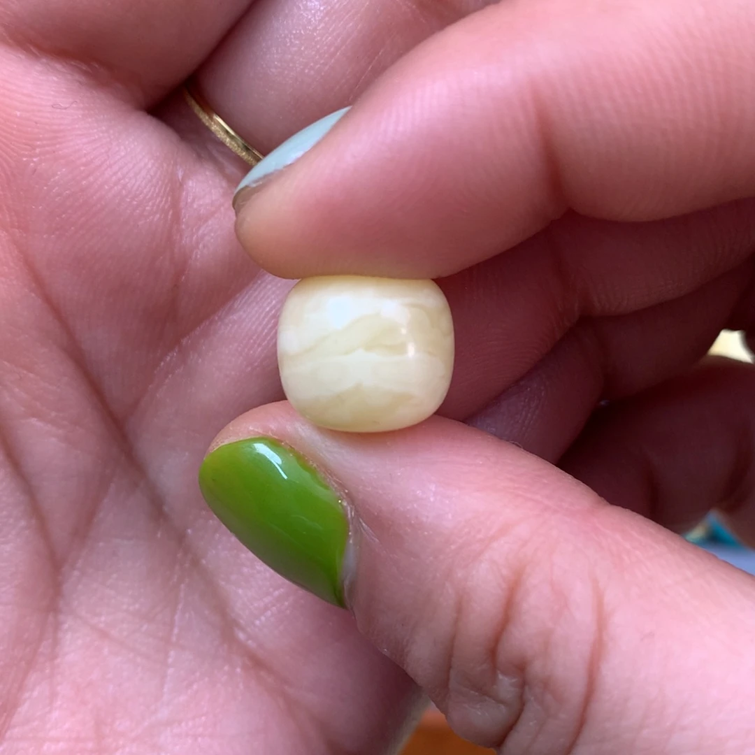 琥珀裸石未镶嵌马**、蜜蜡