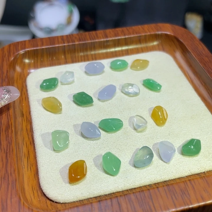 翡翠未镶嵌颈饰五彩随形5颗一首多样性发货
