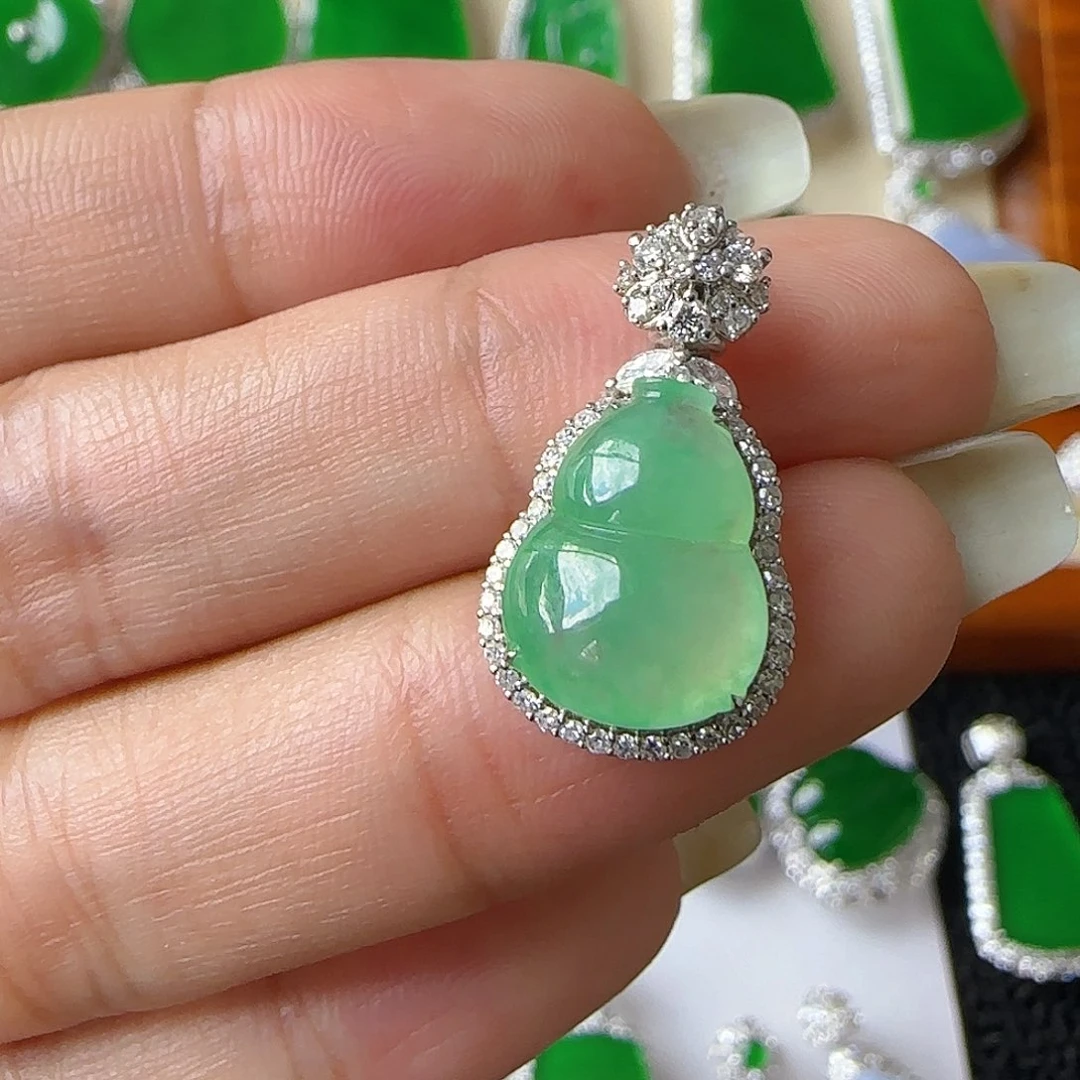 翡翠18K金镶嵌颈饰吊坠