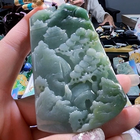 翡翠未镶嵌颈饰一个