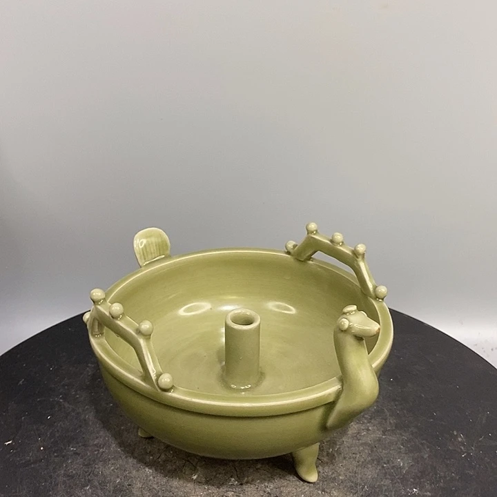 越窑烛台造型独特