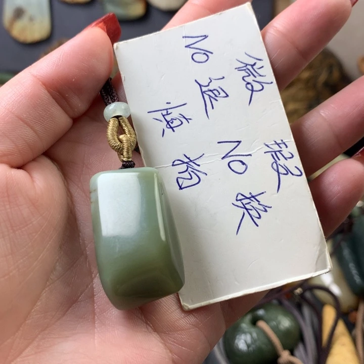 透闪石质玉挂件未镶嵌山****子