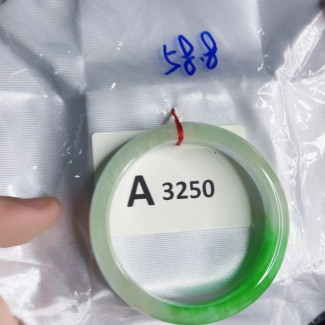 翡翠手镯未镶嵌默认