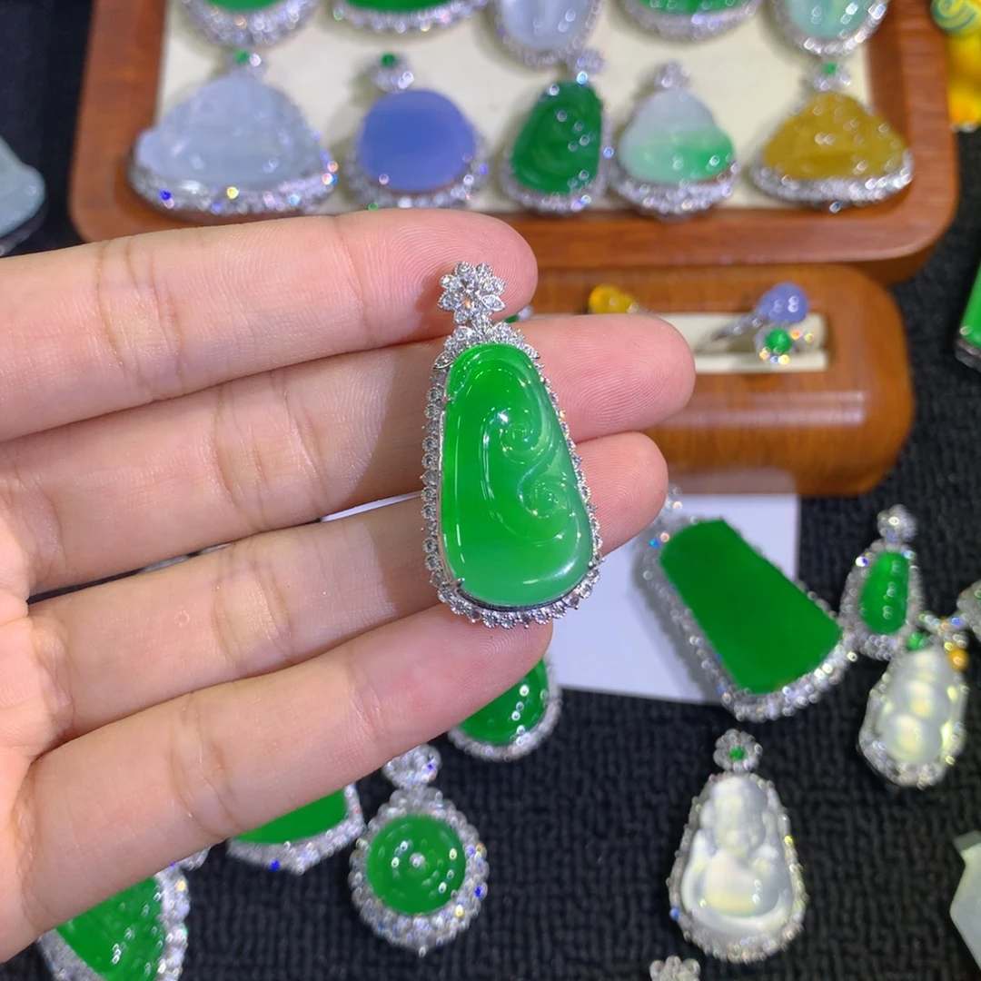 颈饰18K金镶嵌翡翠88888888