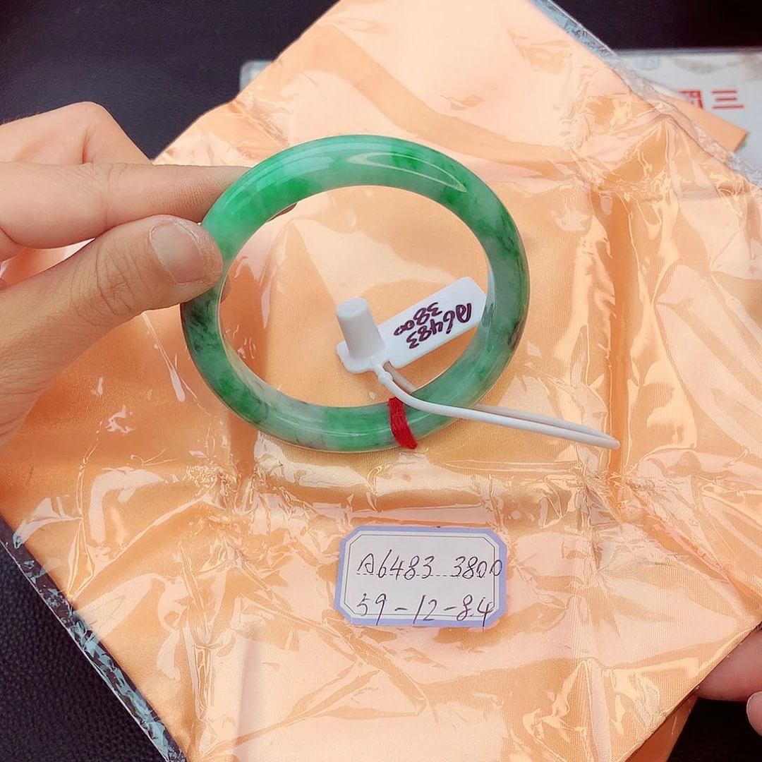 翡翠手镯未镶嵌翡翠