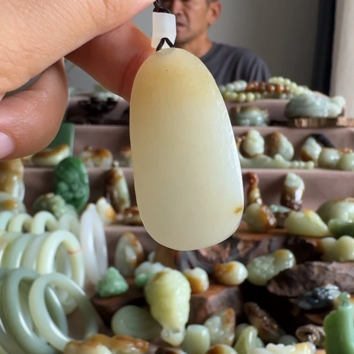 颈饰未镶嵌和田玉（糖玉）