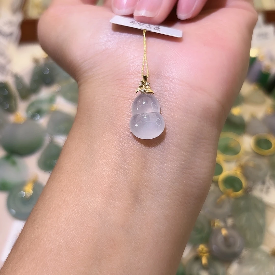 翡翠18K金镶嵌颈饰葫芦