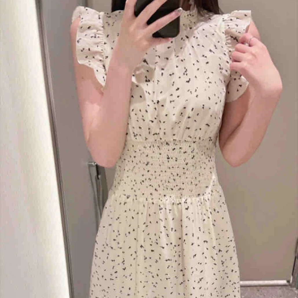 荷叶边立领无袖印花连衣裙