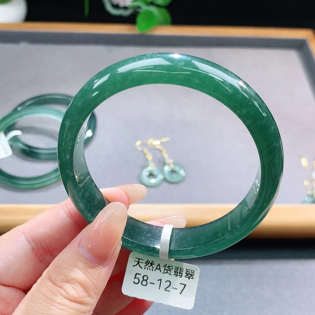 未镶嵌手镯（圆镯）翡翠