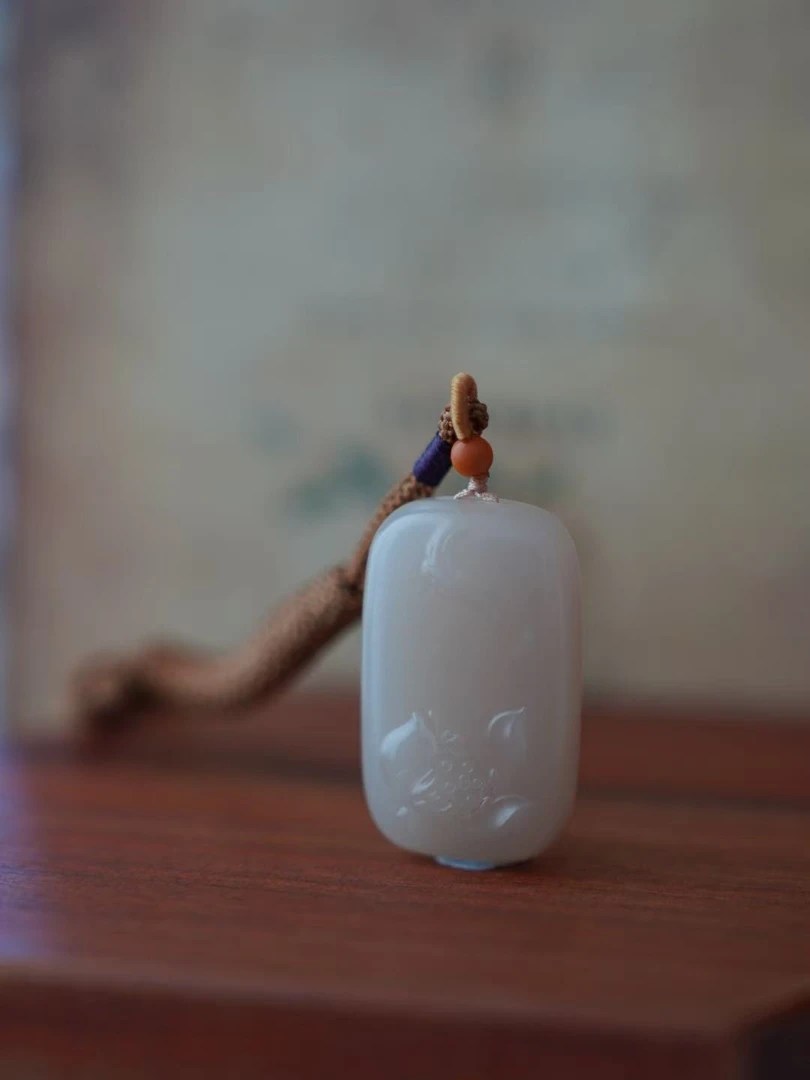 18k金天然和田玉荷花雕刻牌吊坠【含链】