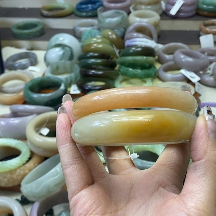 未镶嵌手镯石英质玉是**吖