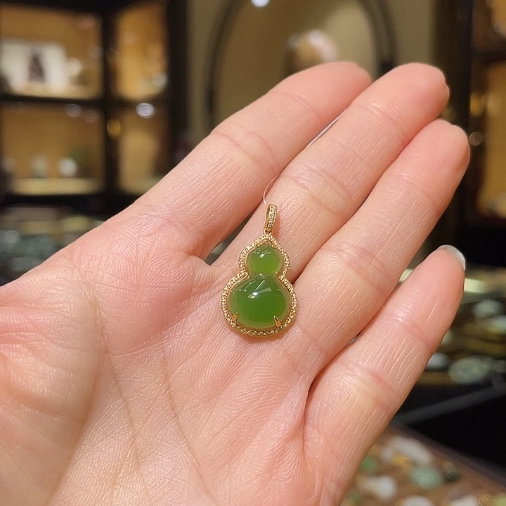 和田玉18K金镶嵌颈饰葫芦