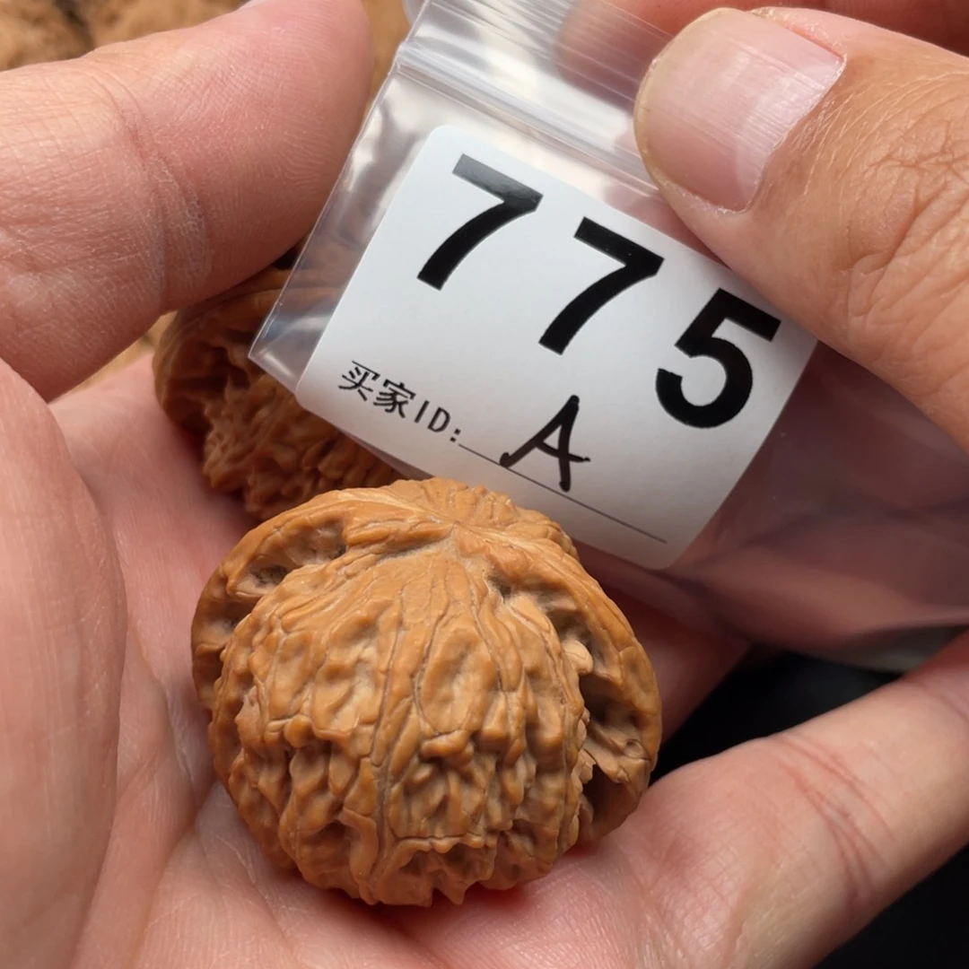 文玩核桃吊坠白狮子42