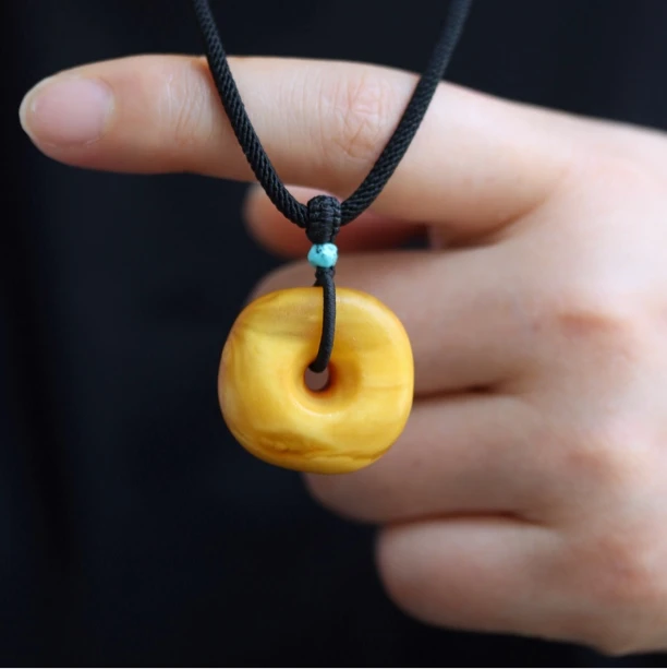 天然古董老蜜蜡黄色系花蜡饼子简约吊坠7.18g，27.4x26.4mm厚15mm