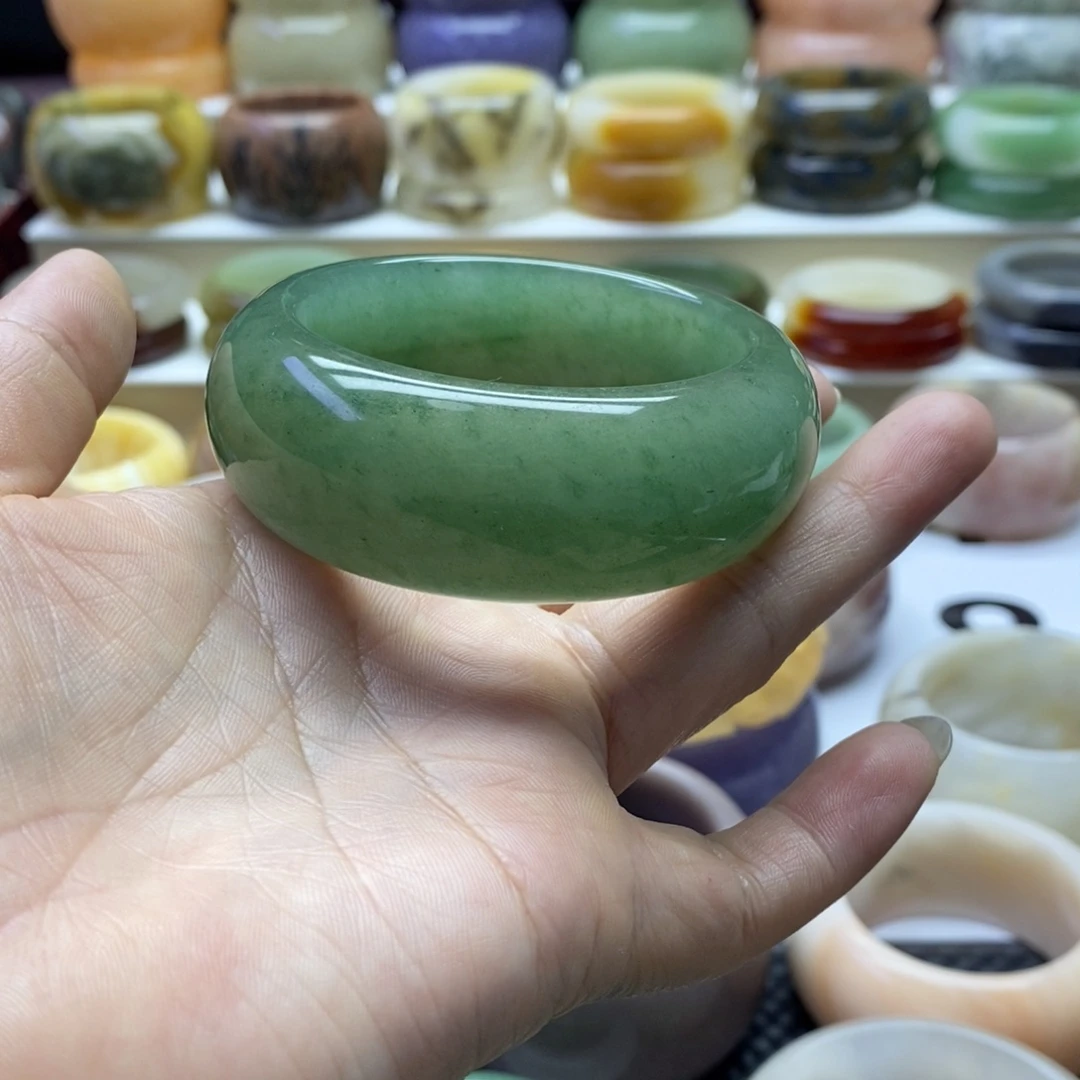 夏***.石英质玉未镶嵌手镯