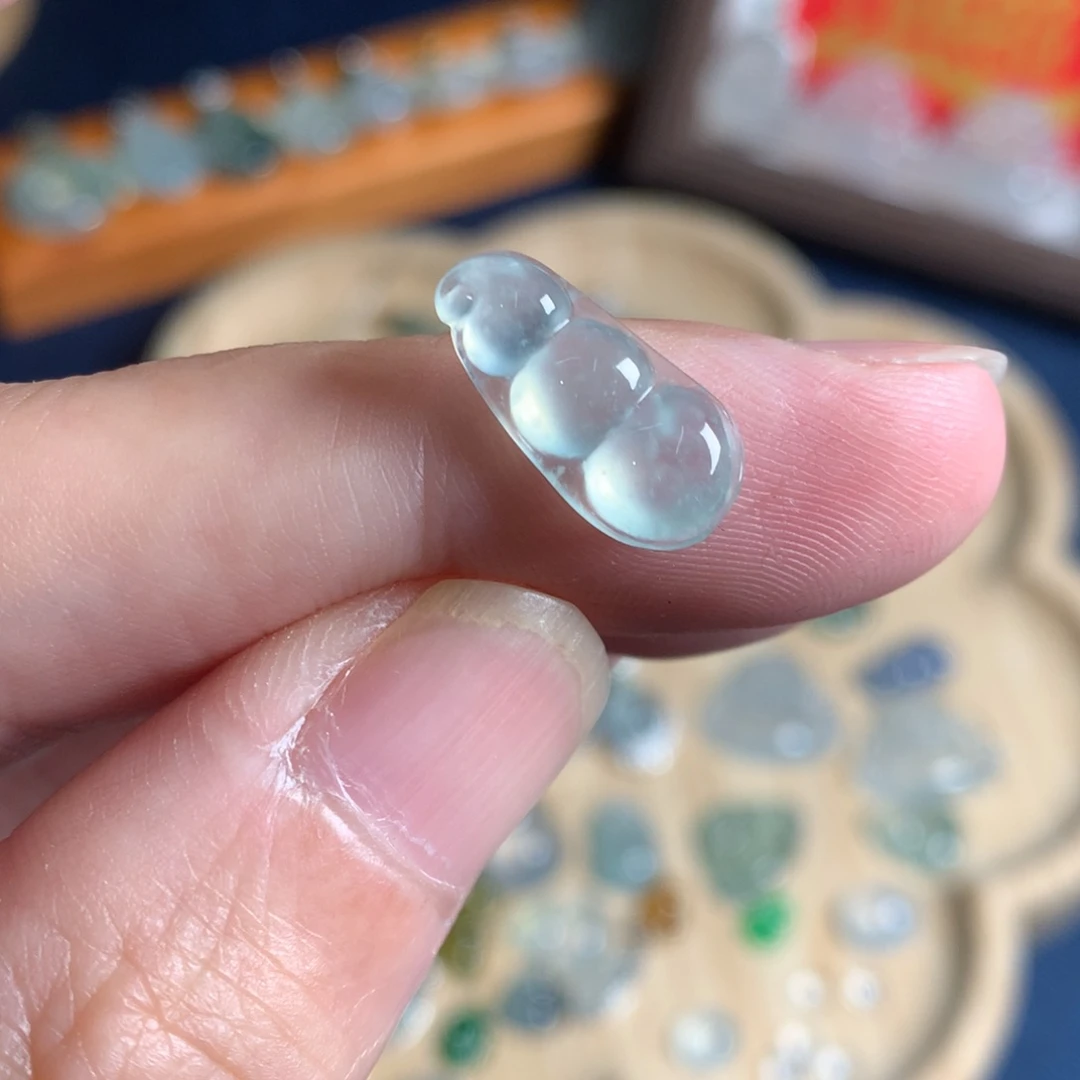 翡翠未镶嵌颈饰豆子