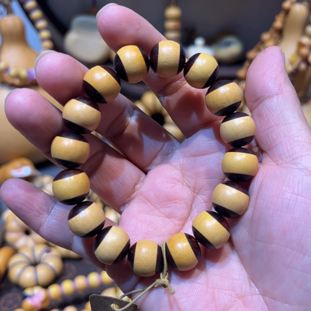 过***酱紫檀手串。