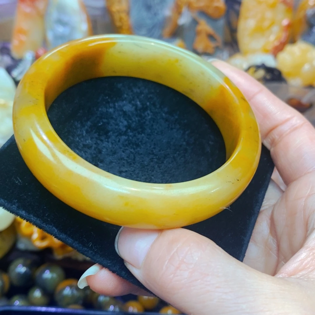 未镶嵌石英质玉（黄龙玉）颈饰