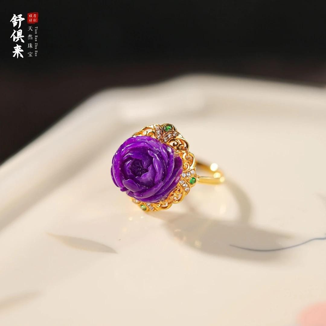 【桃总推荐】18k金镶嵌舒俱来雕刻花戒指@@RM51228017