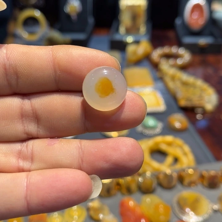 未镶嵌石英质玉（黄龙玉）颈饰