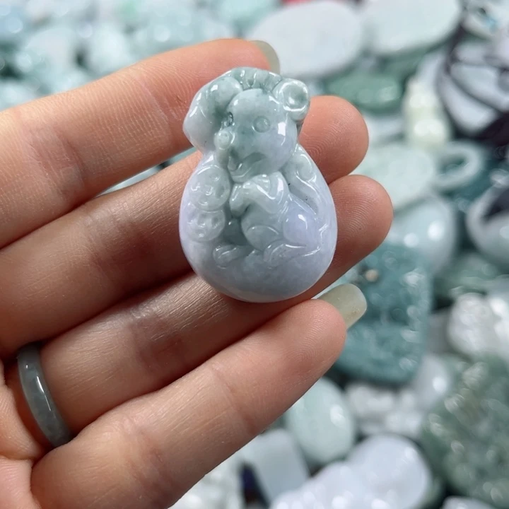 翡翠挂件未镶嵌有瑕疵