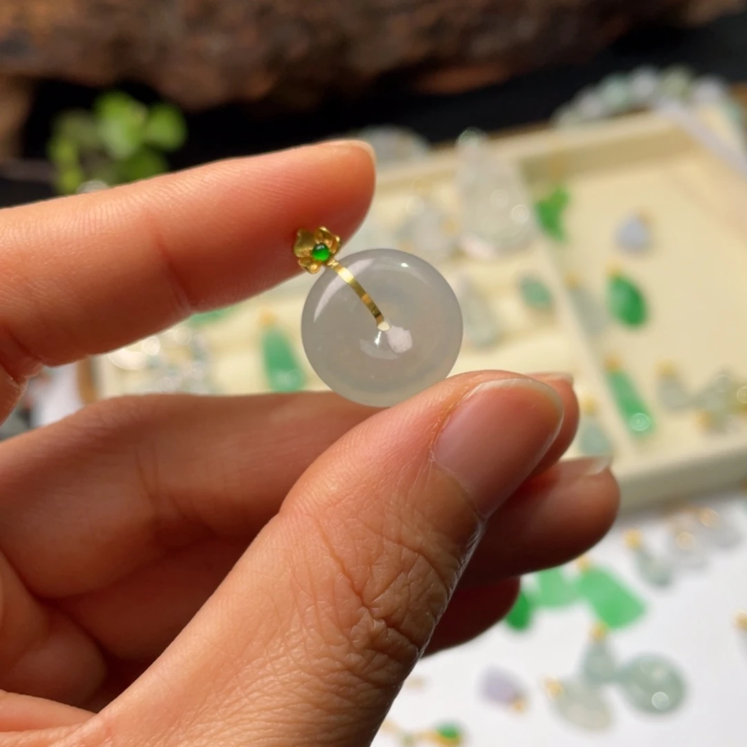 翡翠18K金镶嵌颈饰平安扣