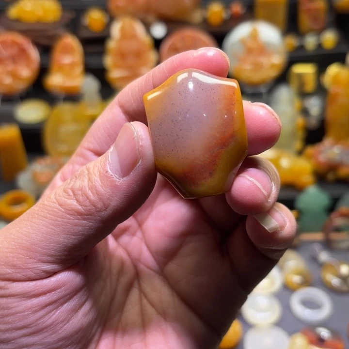 石英质玉（黄龙玉）未镶嵌颈饰