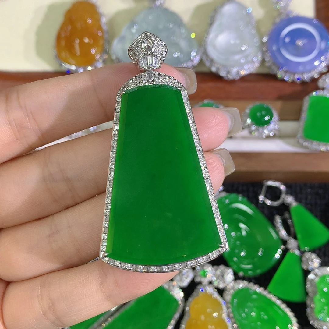 颈饰18K金镶嵌翡翠无事牌