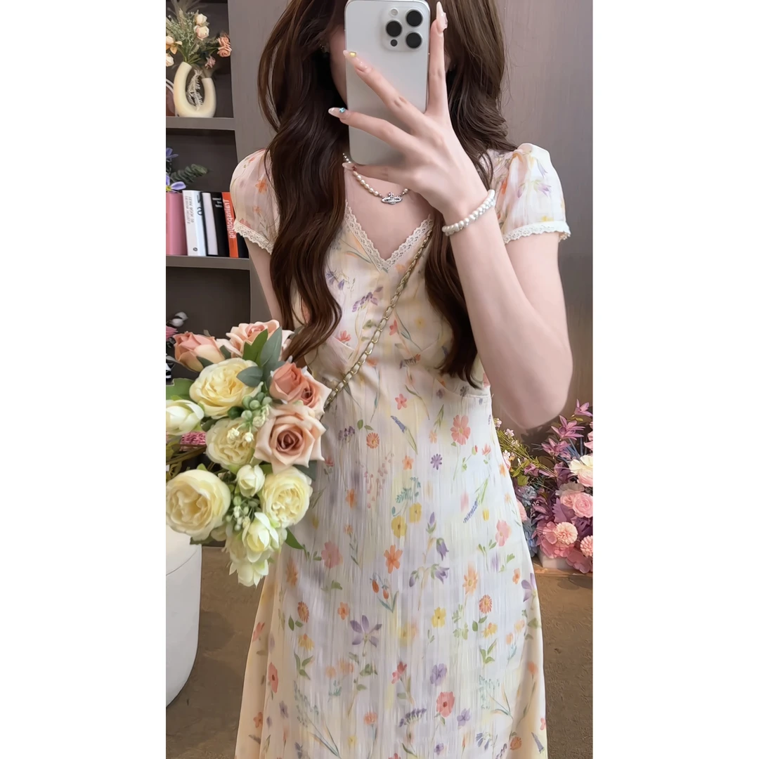 茶歇时尚碎花V领连衣裙女2025夏季新款绑带收腰显瘦长款裙子9005