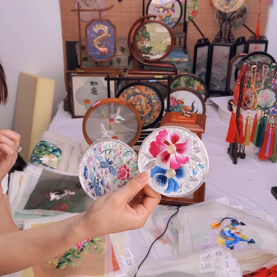 扇子苏绣纯手工刺绣团花贴花
